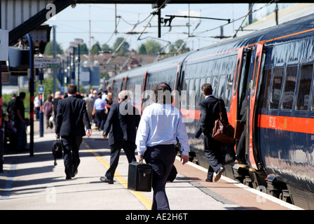 Hommes d'interurbains GNER 225 train à la gare de Grantham, Lincolnshire, Angleterre, RU Banque D'Images