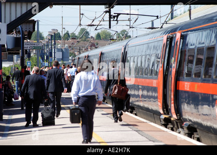 Hommes d'interurbains GNER 225 train à la gare de Grantham, Lincolnshire, Angleterre, RU Banque D'Images