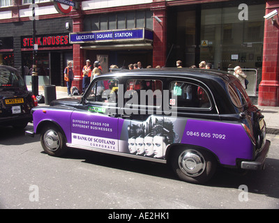 Pourpre et blak taxi gare de métro Leicester Square Londres Angleterre centrale Banque D'Images