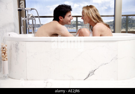 Couple enjoying bubble bain ensemble Banque D'Images