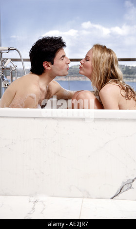 Couple enjoying bubble bain ensemble Banque D'Images