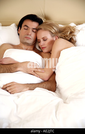 Couple sleeping in bed Banque D'Images