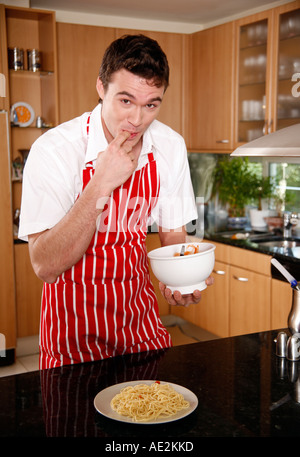 Sauce à spaghetti de dégustation de l'homme Banque D'Images