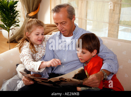 Grand-père de détente avec petits-enfants Banque D'Images