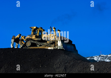 La stabilisation de pente crassier avec bulldozer, Grand Sudbury, Ontario, Canada Banque D'Images