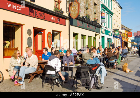 Clifden sur la côte ouest du Connemara, comté de Galway, Irlande. Soir d'été, scène de rue à la ville touristique animée. Banque D'Images