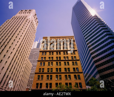 Vue du dessous trois gratte-ciel de San Francisco pour atteindre le ciel Banque D'Images