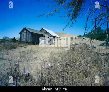 Une ferme abandonnée sur la terre brûlée en Californie U S A Banque D'Images