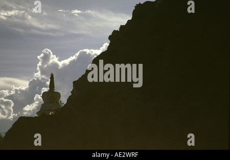Une vue de la distance de la tour blanche en face du Palais du Potala, Lhassa Tibet Chine. Banque D'Images