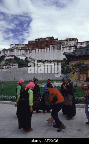 Les femmes tibétaines ont chanté pour l'argent en face du Palais du Potala, Lhassa Tibet Chine. Banque D'Images