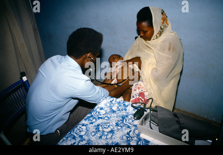 Khartoum Soudan I.a.r.a. Clinic Doctor Examining Baby Banque D'Images