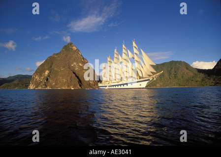St Lucia, Soufriere, Royal Clipper et les Pitons Banque D'Images