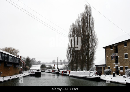 Le village de Stoke Bruerne, Northamptonshire UK dans la neige. Le Grand Union Canal traverse le village pittoresque Banque D'Images