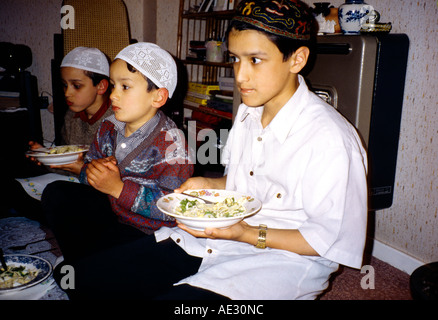 Clapton Londres famille musulmane pendant le Ramadan manger repas à la maison Banque D'Images