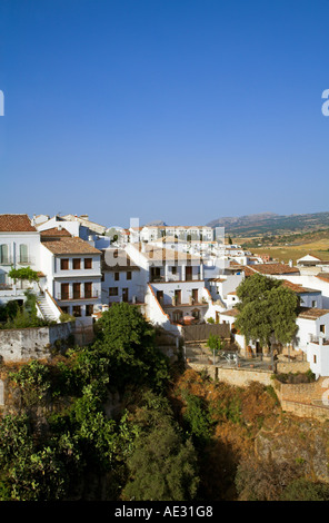 Les bâtiments blancs et des arbres sur la ville nouvelle de la Gorge El Tajo Ronda Andalousie Espagne Europe Banque D'Images
