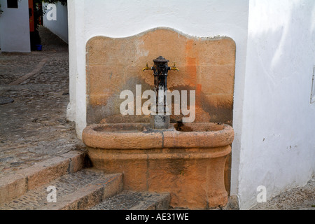 Fontaine d'eau où deux rues étroites inscrivez-vous dans la vieille ville de Ronda Andalousie Espagne Banque D'Images