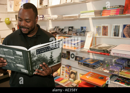 Cincinnati Ohio, Contemporary Arts Center, centre, CAC Store, Black man men male, lit l'histoire livre d'images, livres, OH070726035 Banque D'Images