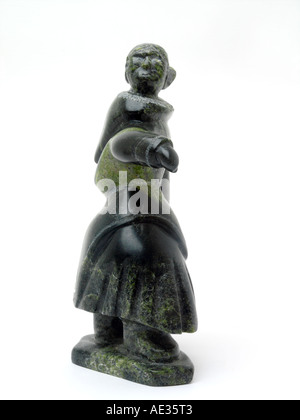 Canada - Cape Dorset Sculpture d'art inuit par Mary 10850 Oshutsiaq - Femme faits de pierre vert foncé Serpentine Banque D'Images