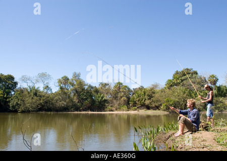 Deux personnages masculins que la pêche dans le lac dans le Pantanal, Brésil Banque D'Images