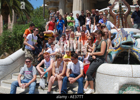 Un groupe d'étudiants posant par le lézard au Parc Guell Barcelona Espagne Banque D'Images