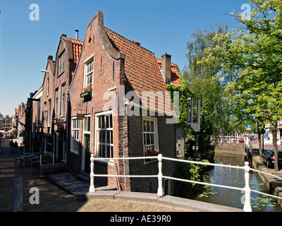 Petite maison ancienne de travers l'hymne à l'Kerkstraat centre-ville historique de Delft aux Pays-Bas Banque D'Images