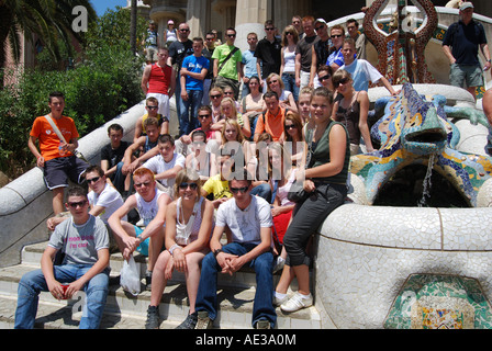 Un groupe d'étudiants posant par le lézard au Parc Guell Barcelona Espagne Banque D'Images