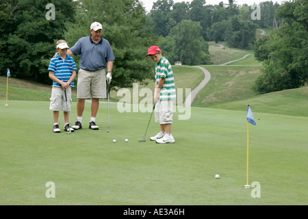 Kentucky, KY, Appalachian State, Bluegrass, Covington, Devou Park Golf course, pratique putting green, garçons, garçons, enfant enfant enfant enfant enfants jeunes enfants Banque D'Images