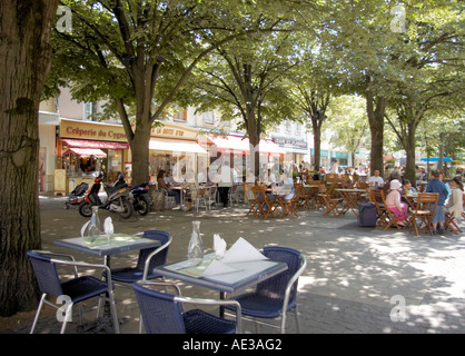 Une place ombragée avec des cafés dans le centre-ville de Chartres, France Banque D'Images