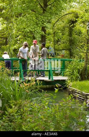 Les visiteurs dans le jardin d'eau au jardin de Monet à Giverney Banque D'Images