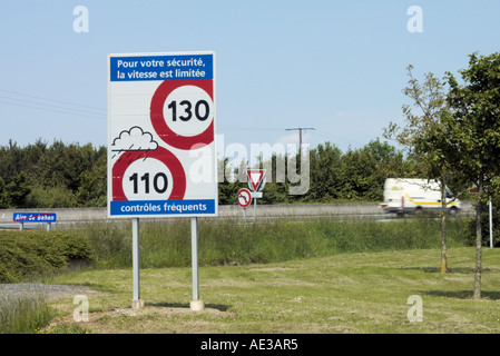 Les panneaux de limite de vitesse pour 130 et 110 km h sur une autoroute en France Banque D'Images