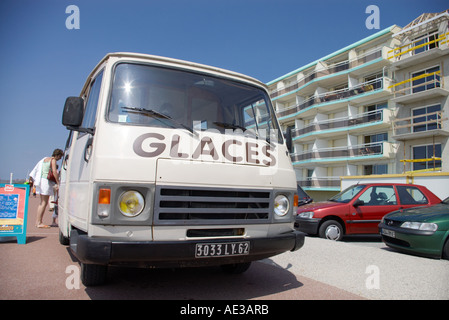 Un traditionnel ice cream van sur le front de mer à Hardelot Plage Boulogne France Banque D'Images