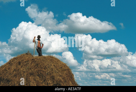 Un agriculteur sur le sommet d'une meule de prendre un court repos. Altaï. La Sibérie. La Russie Banque D'Images