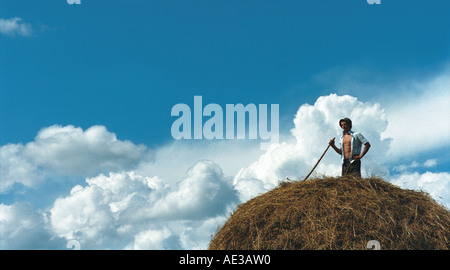 Un agriculteur sur le sommet d'une meule de prendre un court repos. Altaï. La Sibérie. La Russie Banque D'Images