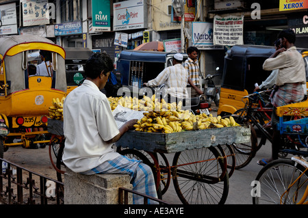 Man selling bananes sur un magasin à Chennai avec circulation Banque D'Images