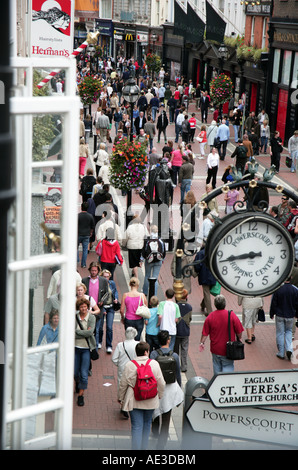 L'heure du déjeuner les piétons dans Grafton Street Dublin Banque D'Images