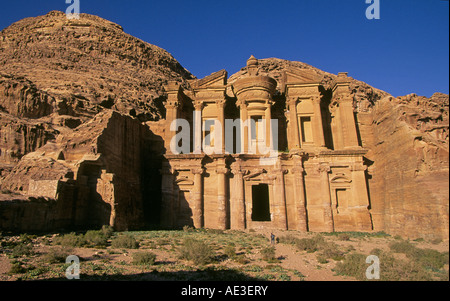 La plus grande structure en pierre dans l'ancienne ville nabatéenne de Petra Jordanie canyon est appelé le monastère ou l'annonce Dier Banque D'Images