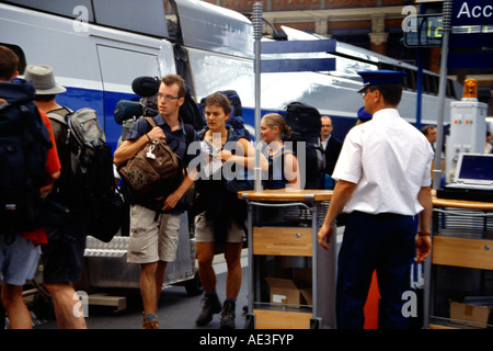 France Paris Gare De Lyon Backpackers passagers attendent pour former Banque D'Images