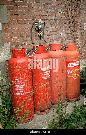 Les bouteilles de gaz propane utilisé pour le chauffage d'une église, Messing, Essex England UK Banque D'Images