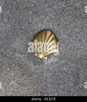 Marqueur de pétoncles Cockleshell sur sentier pour les pèlerins de Saint-Jacques de Compostelle dans le Nord de l'Espagne Asturias Oviedo Banque D'Images