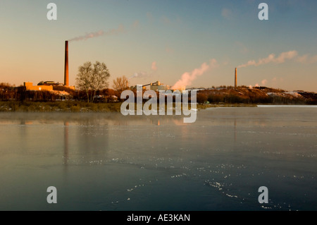 La fonderie de Vale Superstack et reflétée dans la glace fraîche sur Kelly Lake à l'aube, le Grand Sudbury, Ontario, Canada Banque D'Images