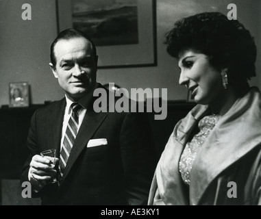 ALMA COGAN UK chanteuse pop avec nous le comédien Bob Hope en 1954 Banque D'Images