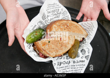 Ann Arbor Michigan, Kerrytown historique Market District, Zingerman's Delicatessen, Reuben Sandwich, pickle, MI070720091 Banque D'Images