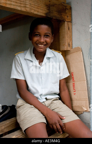 Jeune garçon dans le sympathique village de La Passe La Digue Island Seychelles Banque D'Images