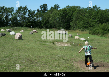 Jouer au football golf par un coup de pied autour de football un 18 trous avec différents types d'obstacles Banque D'Images