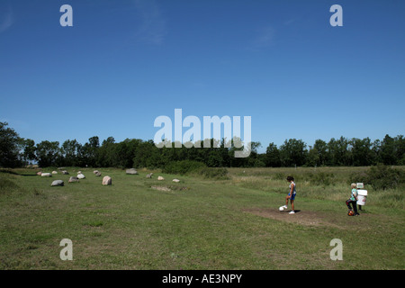 Jouer au football golf par un coup de pied autour de football un 18 trous avec différents types d'obstacles Banque D'Images