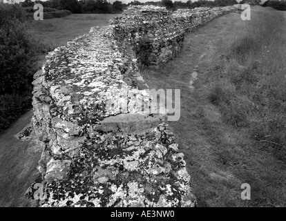 Calleva Atrebatum , mur sud à l'ouest en direction de la porte sud montrant comment wall domine le terrain plus élevé Banque D'Images