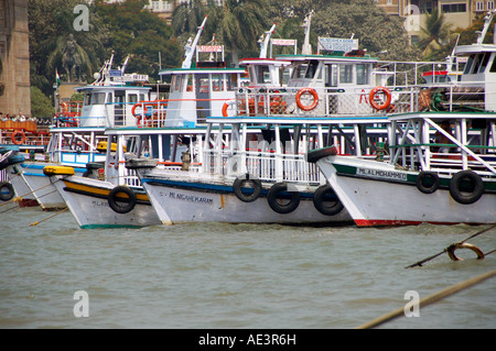 Les traversiers de passagers pour les touristes dans le port de Mumbai / Bombay, Inde Banque D'Images