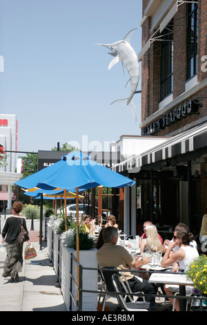 Ohio Westlake, Crocker Park, terrasse extérieure trottoir tables, restaurants, shopping shopper shoppers magasins marché marchés achats vendre, et Banque D'Images