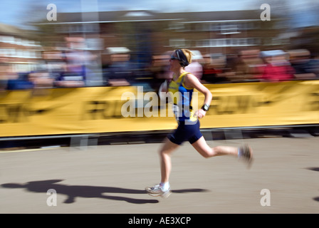 Crédit photo DOUG BLANE exécutant les Nike Milton Keynes demi-marathon Ville de Milton Keynes Banque D'Images