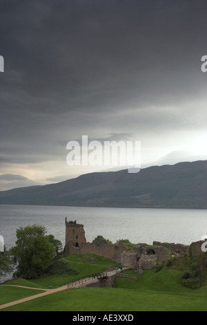 Portrait photo verticale de château Urquhart sur les rives du Loch Ness en Écosse près d'Inverness Banque D'Images